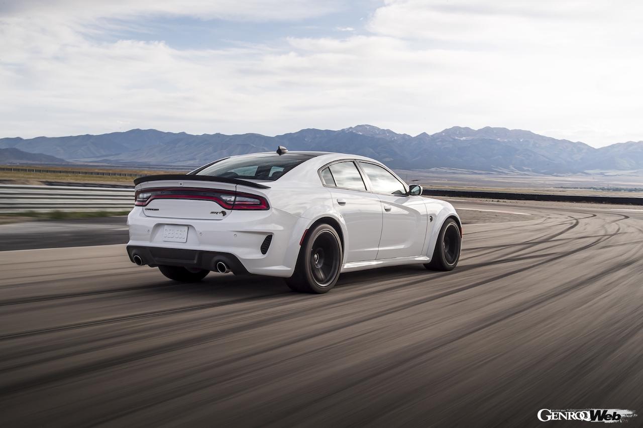 ダッジ チャージャー 2023年モデルイヤー「SRT ヘルキャット レッドアイ」の走行シーン。