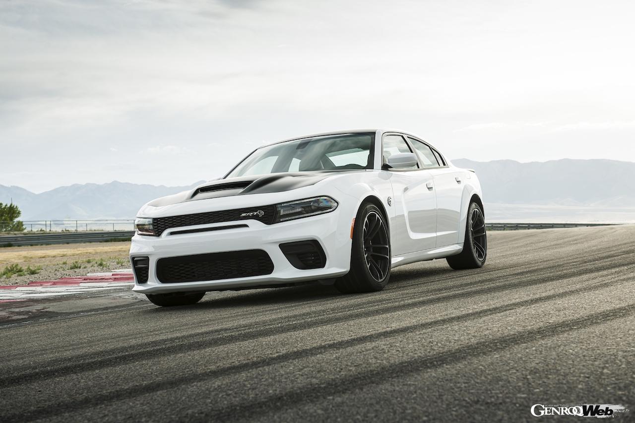 ダッジ チャージャー 2023年モデルイヤー「SRT ヘルキャット レッドアイ」の走行シーン。