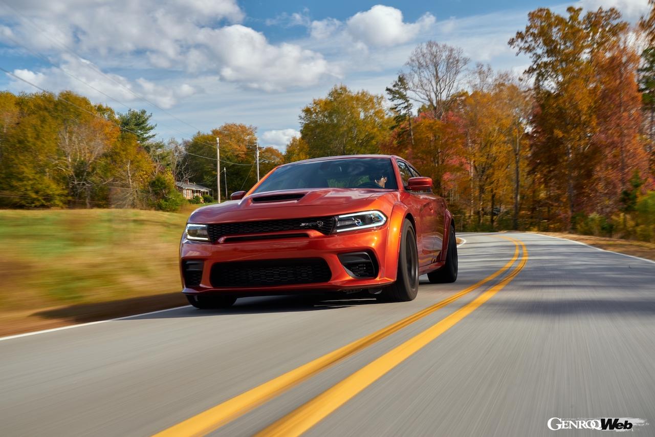 ダッジ チャージャー 2023年モデルイヤー「SRT ヘルキャット レッドアイ」の走行シーン。
