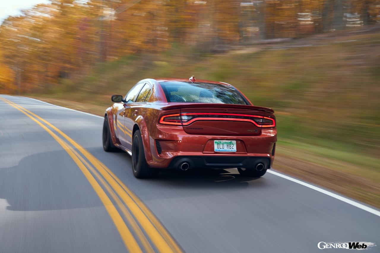 ダッジ チャージャー 2023年モデルイヤー「SRT ヘルキャット レッドアイ」の走行シーン。