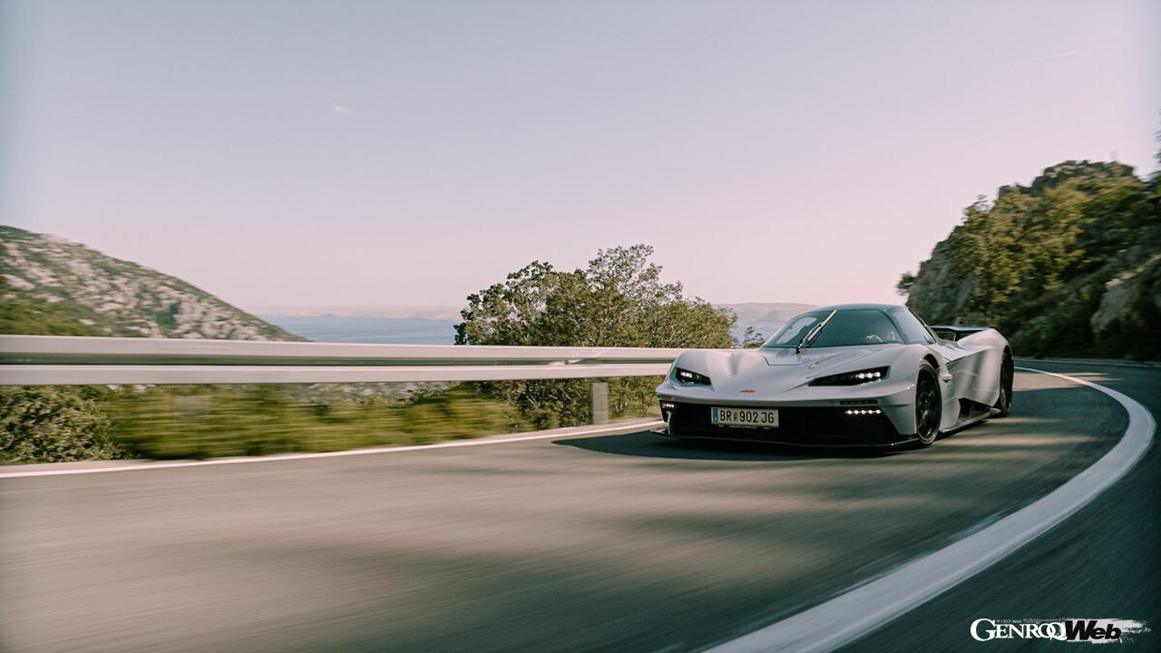 オーストリアのKTMが開発した公道走行可能なレーシングカー「X-BOW GT-XR」の走行シーン。