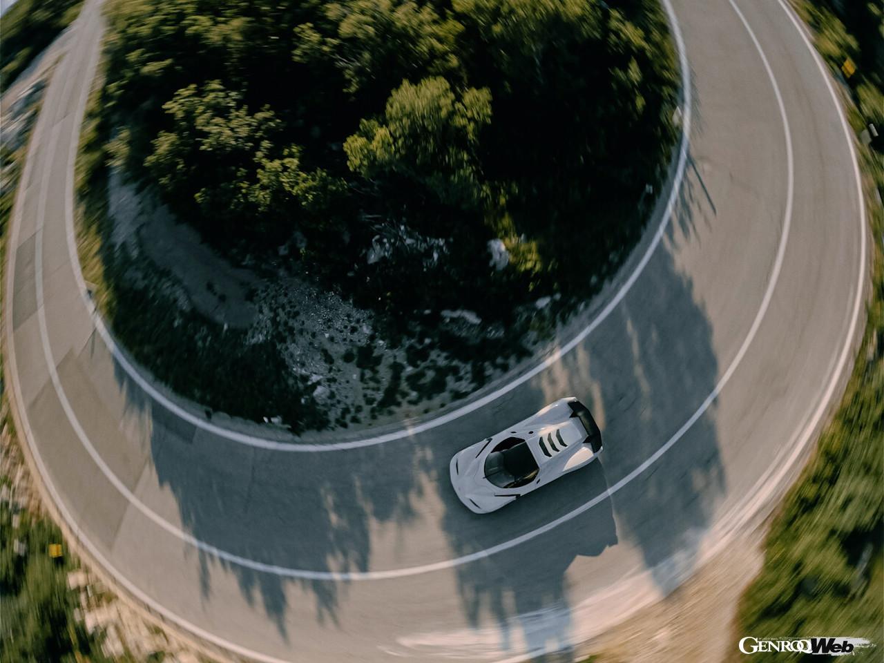 オーストリアのKTMが開発した公道走行可能なレーシングカー「X-BOW GT-XR」の走行シーン。