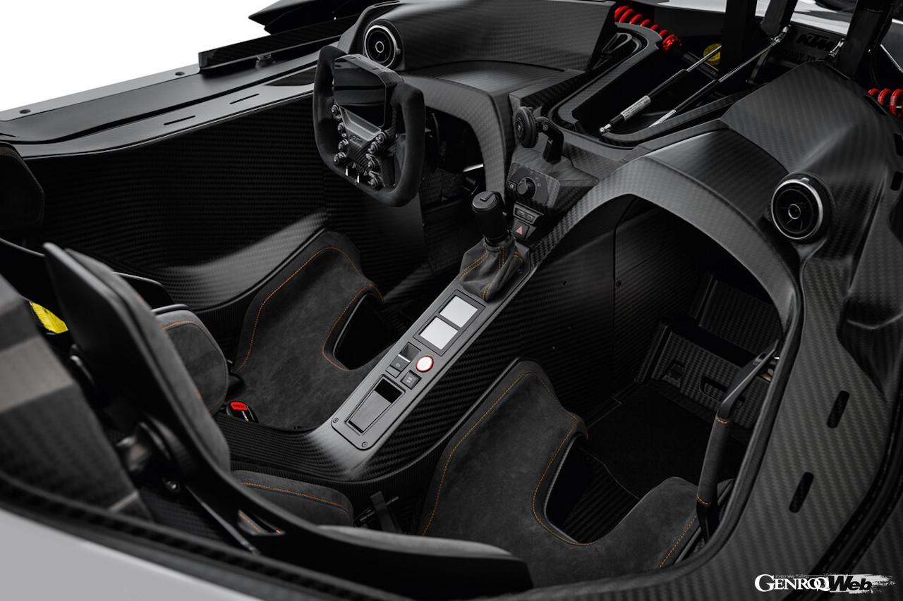 オーストリアのKTMが開発した公道走行可能なレーシングカー「X-BOW GT-XR」のコクピット。