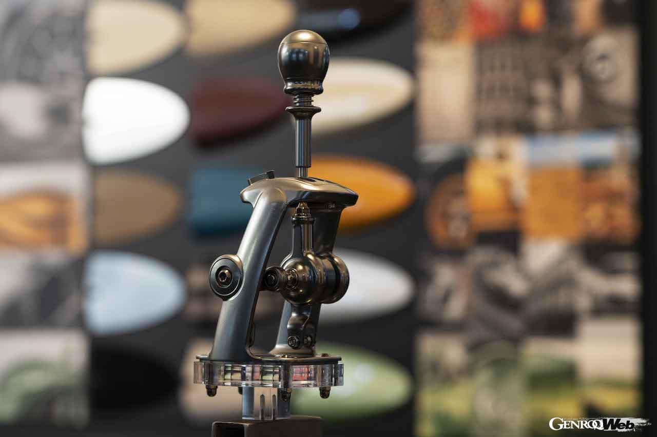 特別展で展示されるパガーニ ユートピアのシフトノブ。