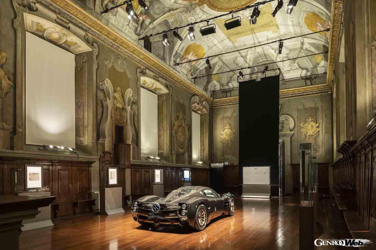 ミラノのレオナルド・ダ・ヴィンチ記念国立科学技術博物館、サラ・デル・チェナコロ食堂に、ダヴィンチの作品と共に展示された「パガーニ ユートピア」。