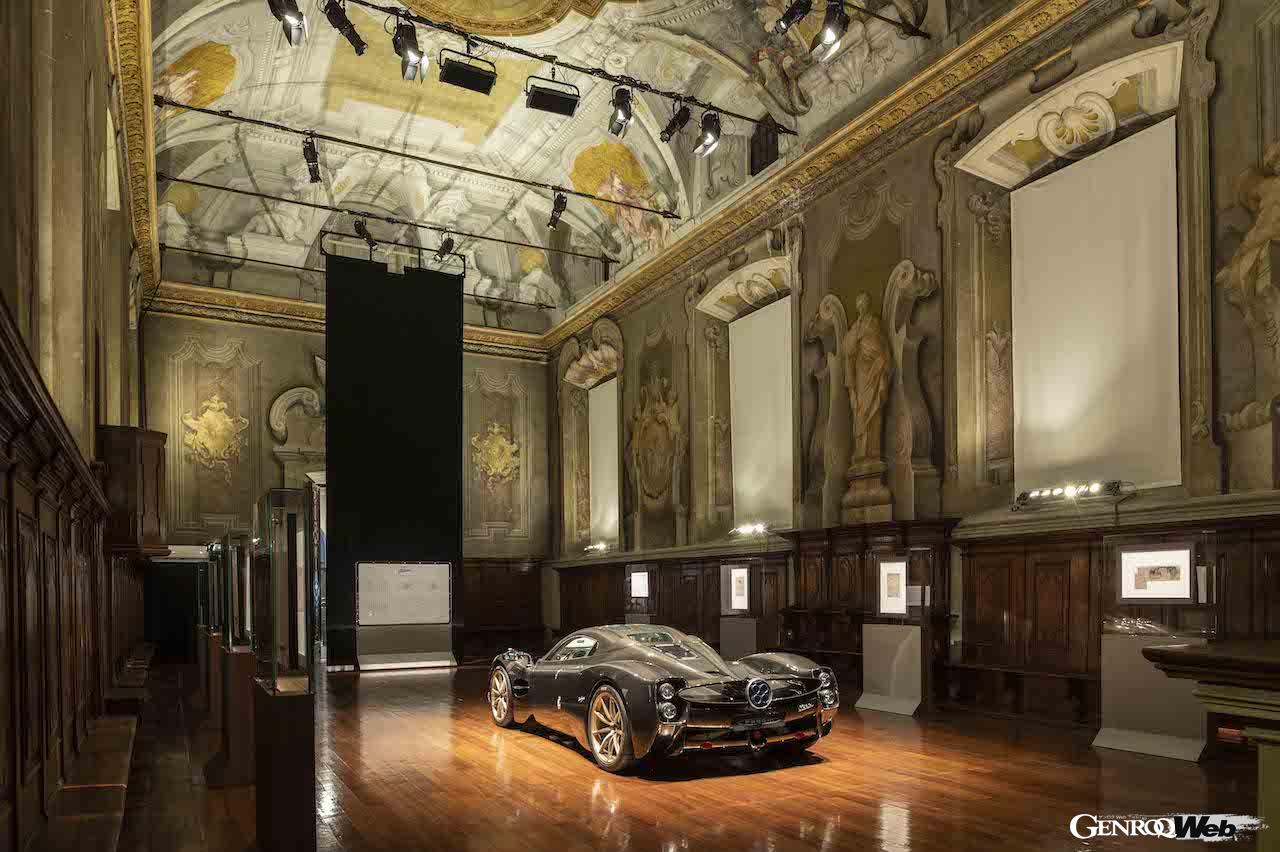 ミラノのレオナルド・ダ・ヴィンチ記念国立科学技術博物館、サラ・デル・チェナコロ食堂に、ダヴィンチの作品と共に展示された「パガーニ ユートピア」。