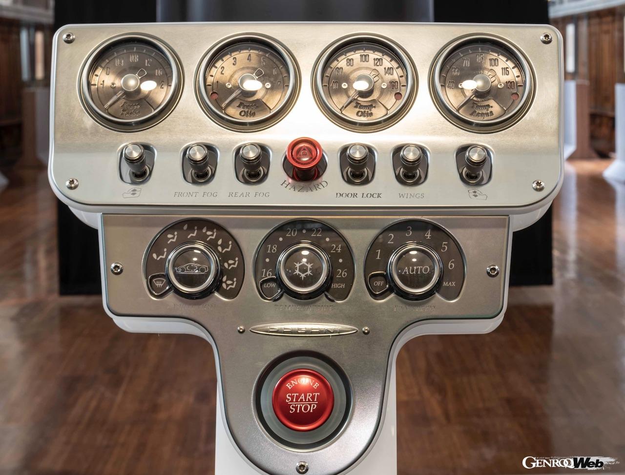 特別展で展示されるパガーニ ユートピアのクラシカルな操作パネル。