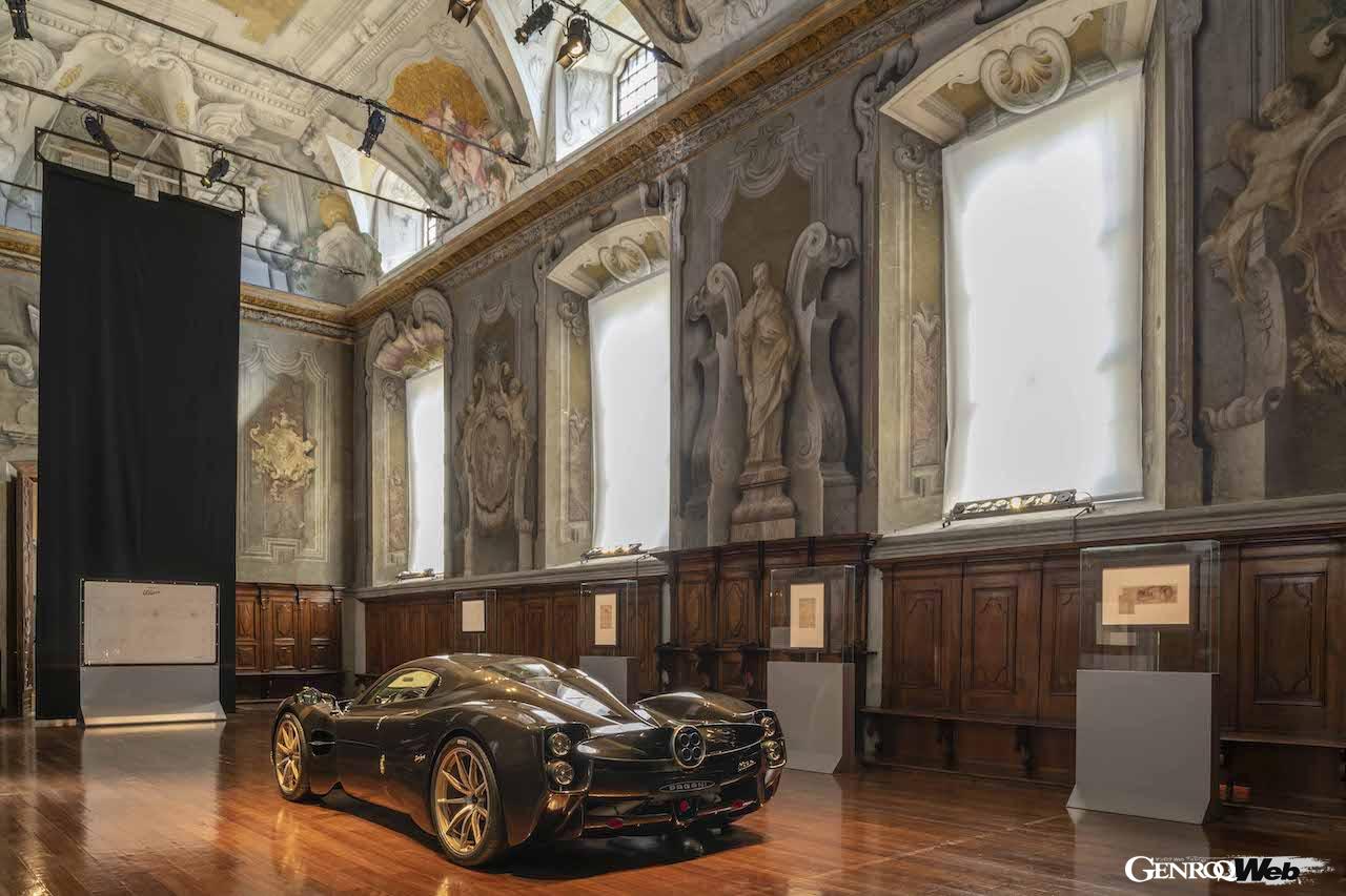 貴重な展示物の先、サラ・デル・チェナコロ食堂に置かれた「ウトピア」の周囲には、アンブロジアーナ図書館から貸し出された貴重なダ・ヴィンチの原画が展示されている。