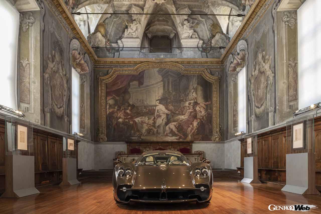 ミラノのレオナルド・ダ・ヴィンチ記念国立科学技術博物館、サラ・デル・チェナコロ食堂に、ダヴィンチの作品と共に展示された「パガーニ ユートピア」。