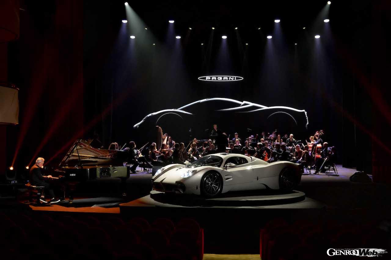 オーケストラと共に公開されたユートピア。