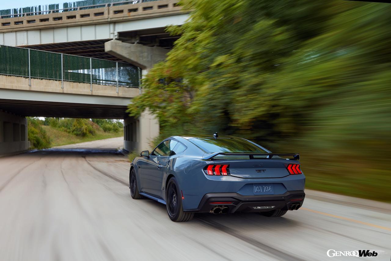 7代目に進化を果たしたフォード マスタングの走行シーン。