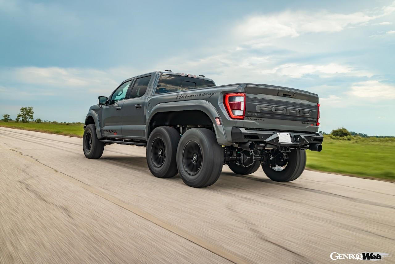 ヘネシー ヴェロキラプター 6x6の走行シーン。