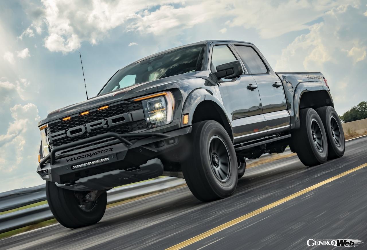 ヘネシー ヴェロキラプター 6x6の走行シーン。