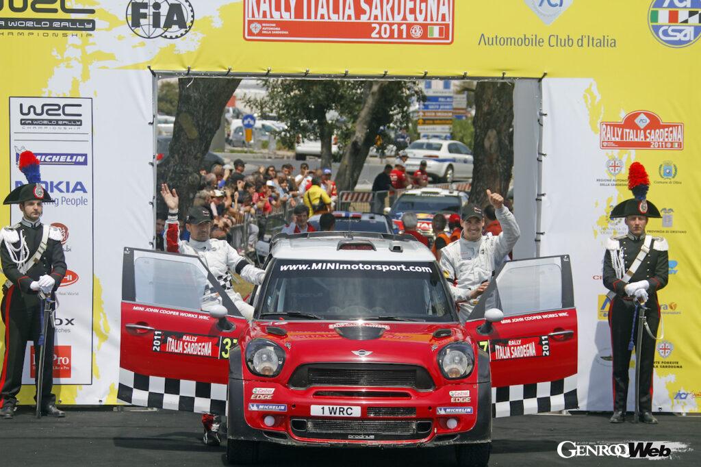 プロドライブは想定したサポートを得られず、BMWもまた、プロドライブの要求に「NO」を突きつけ、両者の関係は破綻。2011年のサルディでのデビュー（写真）から1年も経たずに、MINIジョン・クーパー・ワークスWRCのプログラムにピリオドが打たれてしまった。