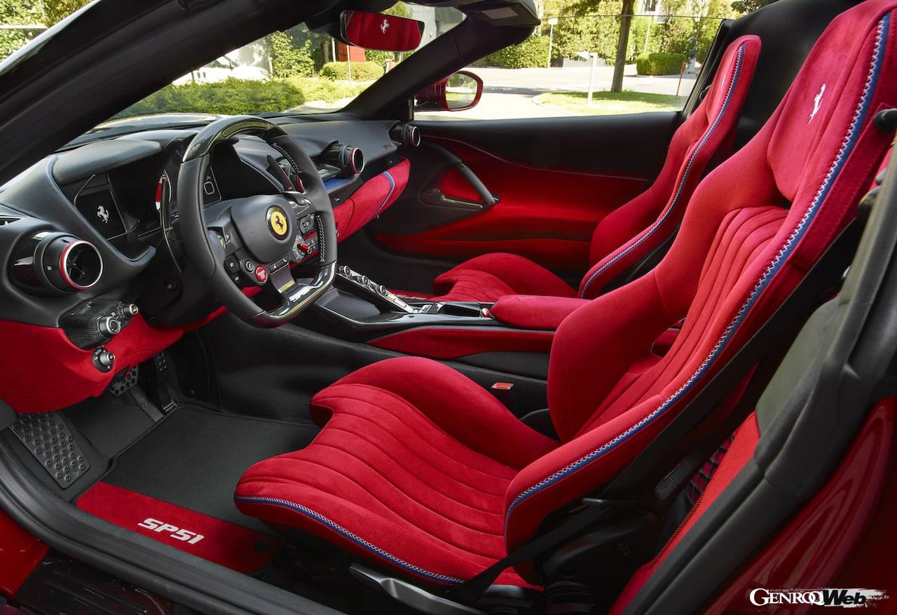フェラーリ 812 GTSをベースに、ルーフのない完全なロードスターとして仕上げられた「SP51」のインテリア。