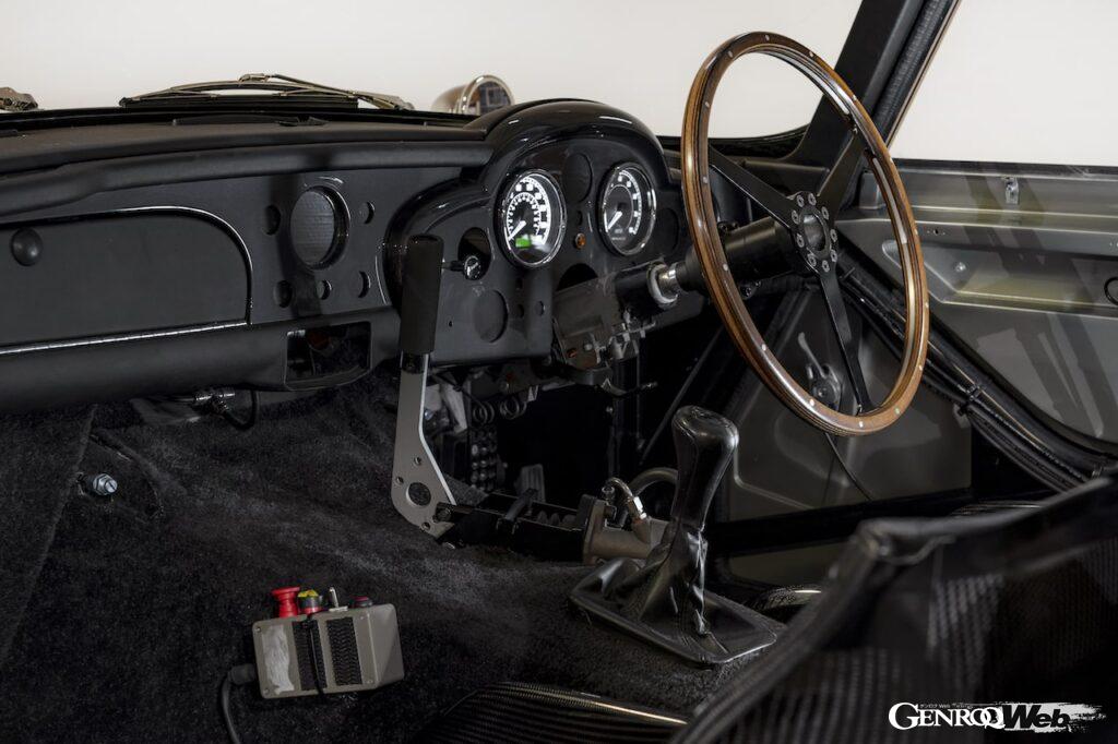 2021年にダニエル・クレイグ主演で公開された『007/ノー・タイム・トゥ・ダイ（No Time To Die）』のために、アストンマーティンは8台のDB5スタント用レプリカを製作。今回出品されたのは、そのうちの1台。