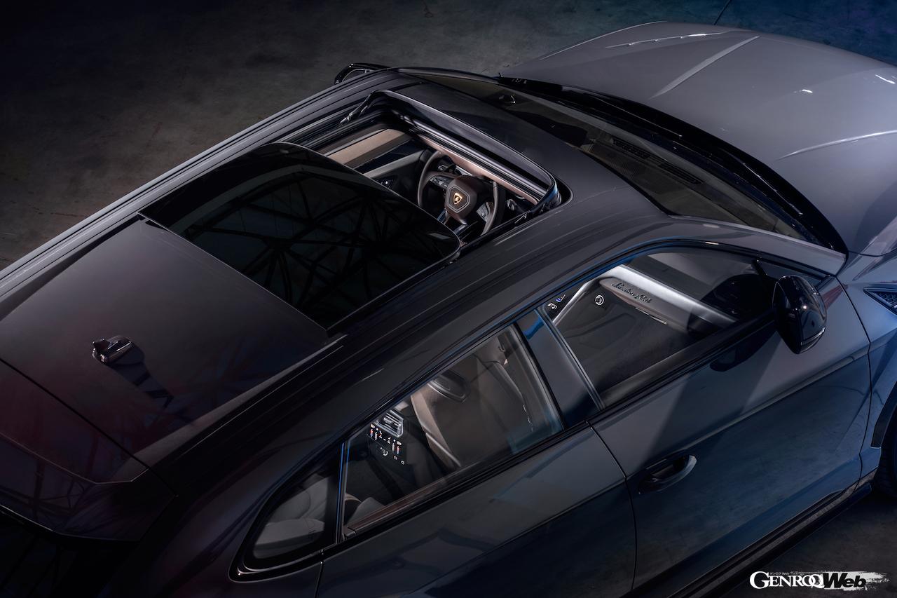 「ランボルギーニ ウルス S」にはオプションでカーボンルーフも用意された。