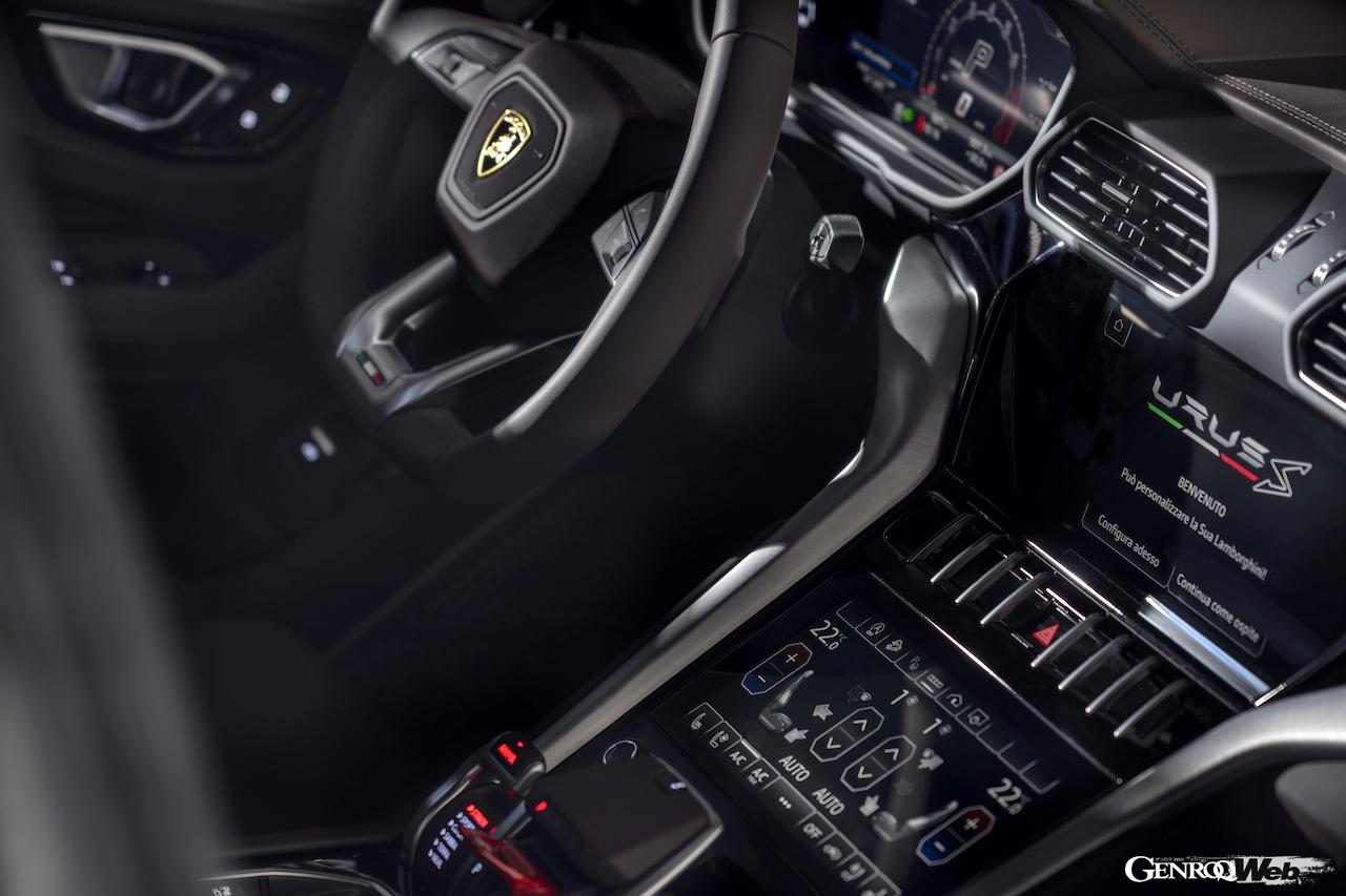 シックな雰囲気のバイカラー・オプションが用意された「ランボルギーニ ウルス S」のインテリア。