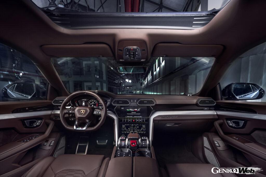 シックな雰囲気のバイカラー・オプションが用意された「ランボルギーニ ウルス S」のインテリア。