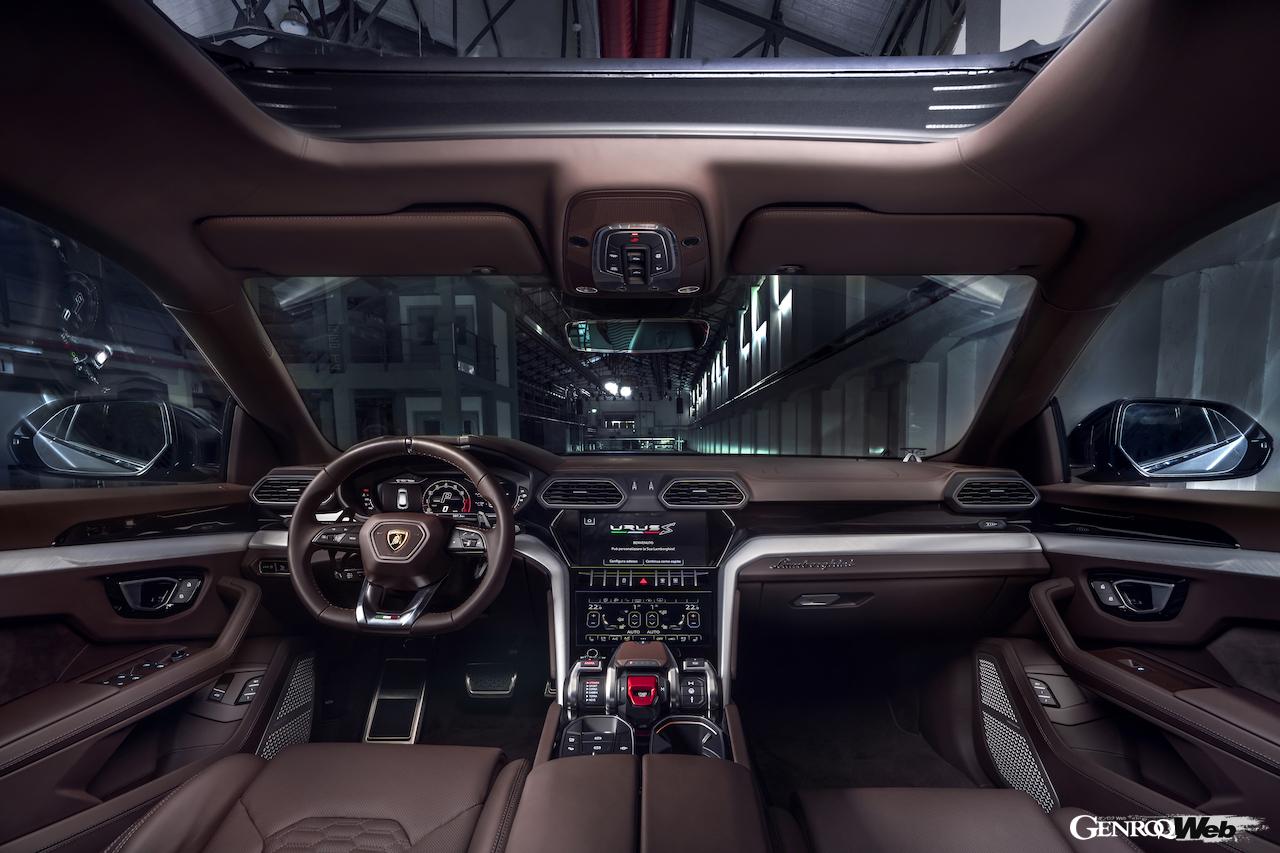 シックな雰囲気のバイカラー・オプションが用意された「ランボルギーニ ウルス S」のインテリア。