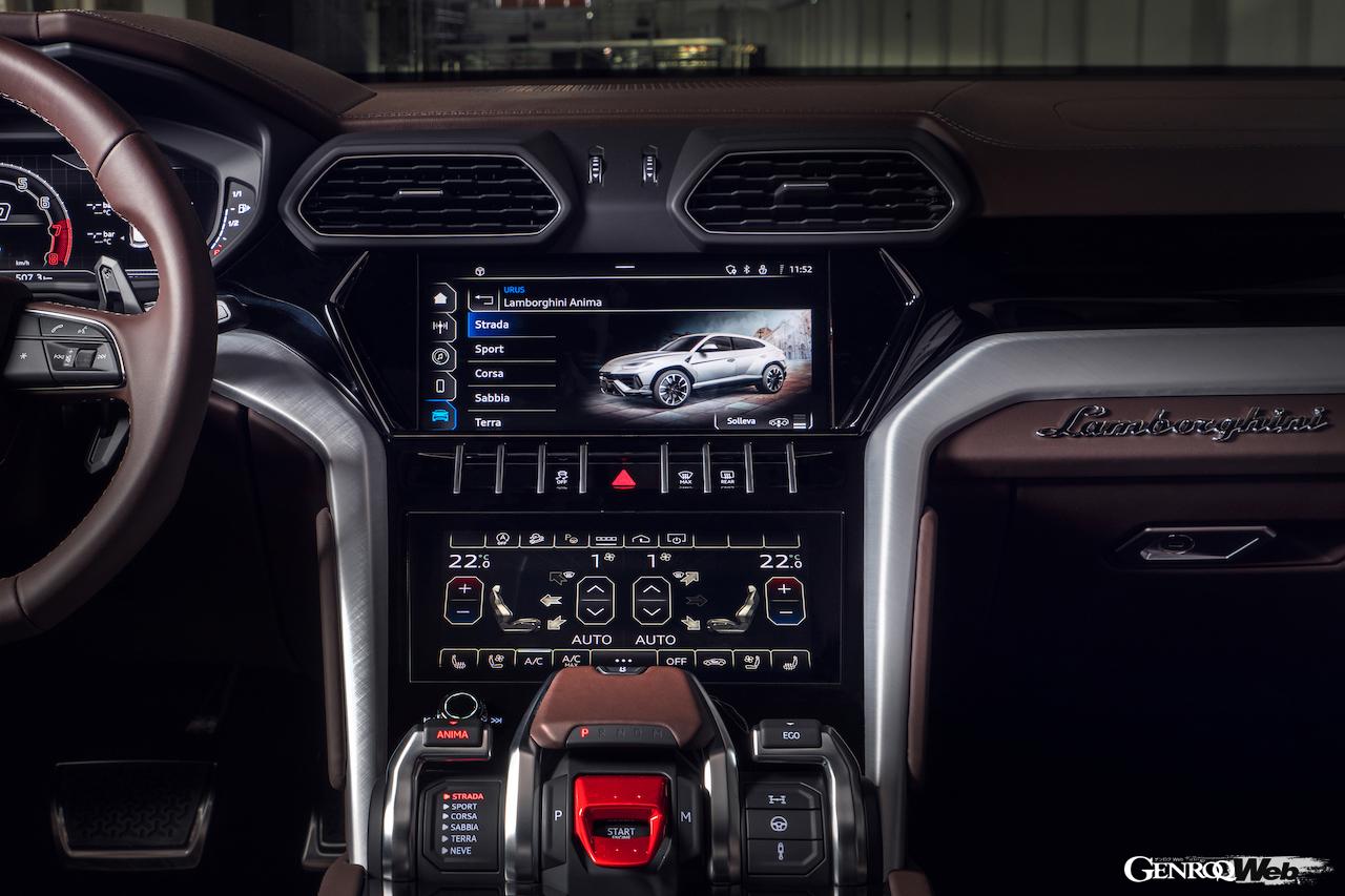 シックな雰囲気のバイカラー・オプションが用意された「ランボルギーニ ウルス S」のインテリア。