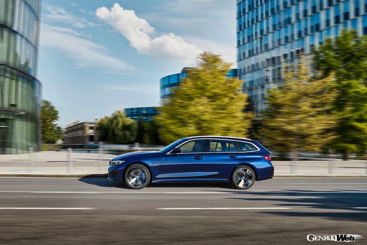 「BMW 3シリーズ ツーリング」改良新型の走行シーン。