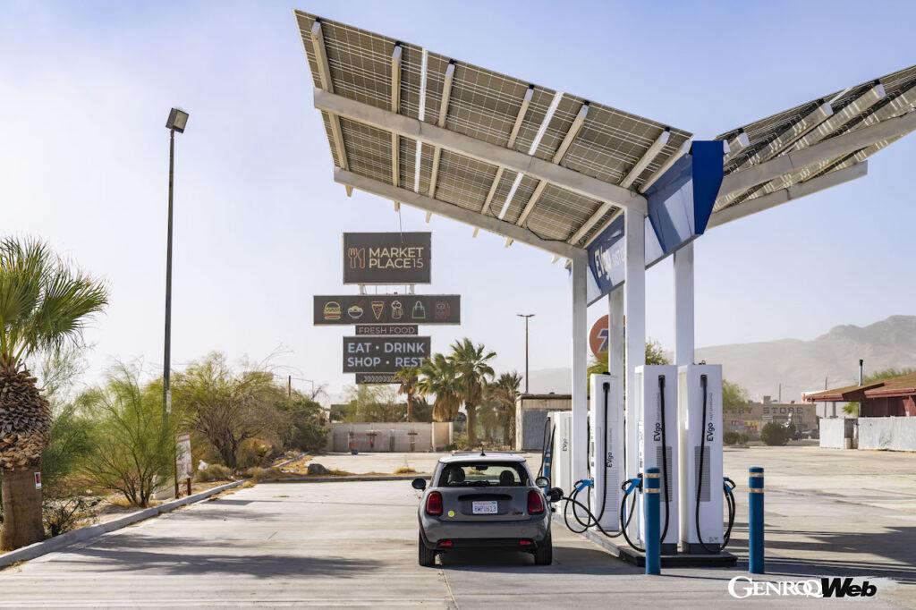 ロサンゼルス~ラスベガス間のワインディングロードや砂漠、ハイウェイなど様々な環境を問題なく走り切った、フル電動モデル「MINI クーパーSE」。