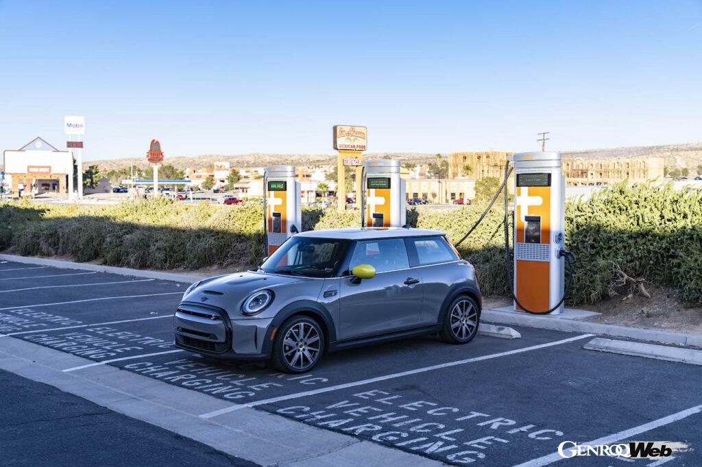 ロサンゼルス~ラスベガス間のワインディングロードや砂漠、ハイウェイなど様々な環境を問題なく走り切った、フル電動モデル「MINI クーパーSE」。
