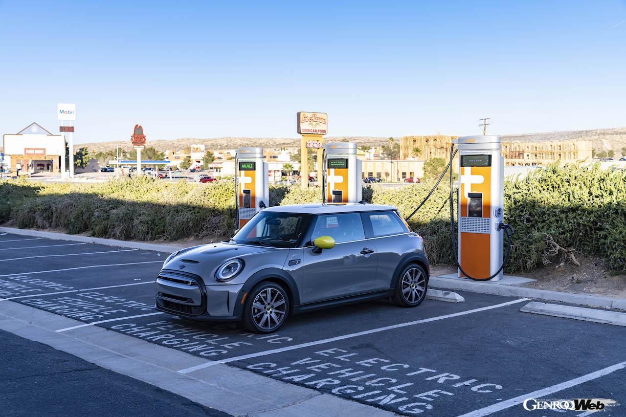 ロサンゼルス～ラスベガス間のワインディングロードや砂漠、ハイウェイなど様々な環境を問題なく走り切った、フル電動モデル「MINI クーパーSE」。