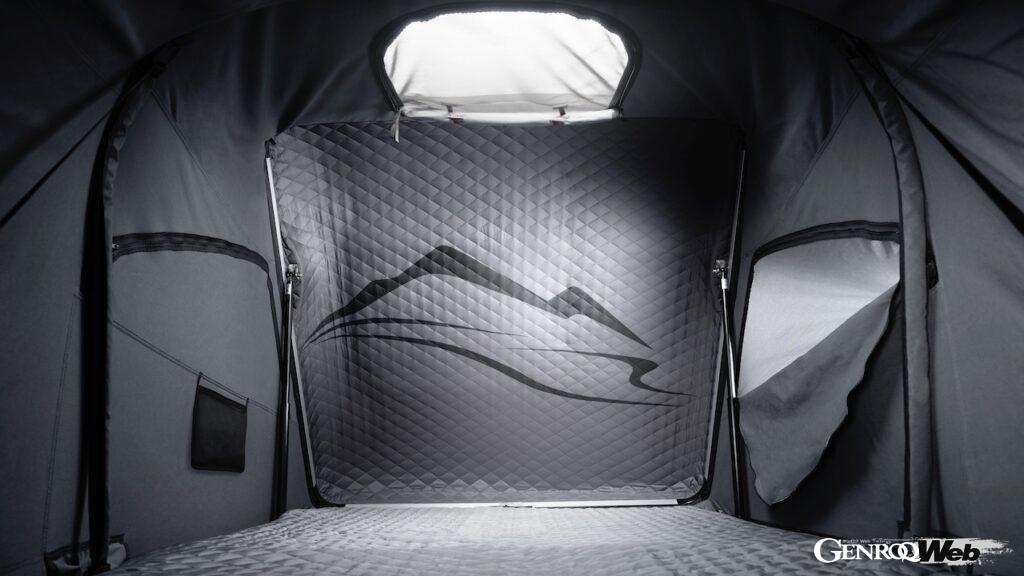 床面は210×130cmと、大人ふたりがゆったりとくつろげるスペースを用意。フロアには、快適な高密度ポリフォームマットレスが敷かれている。