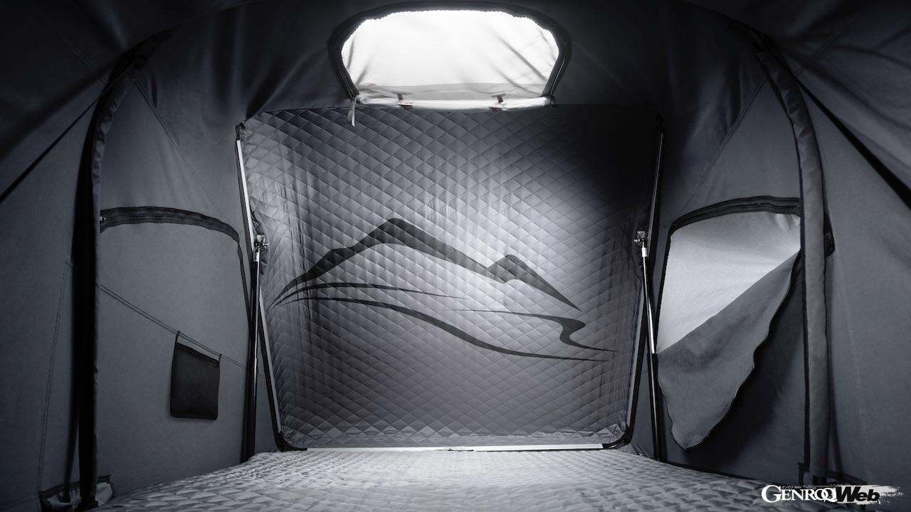 床面は210×130cmと、大人ふたりがゆったりとくつろげるスペースを用意。フロアには、快適な高密度ポリフォームマットレスが敷かれている。