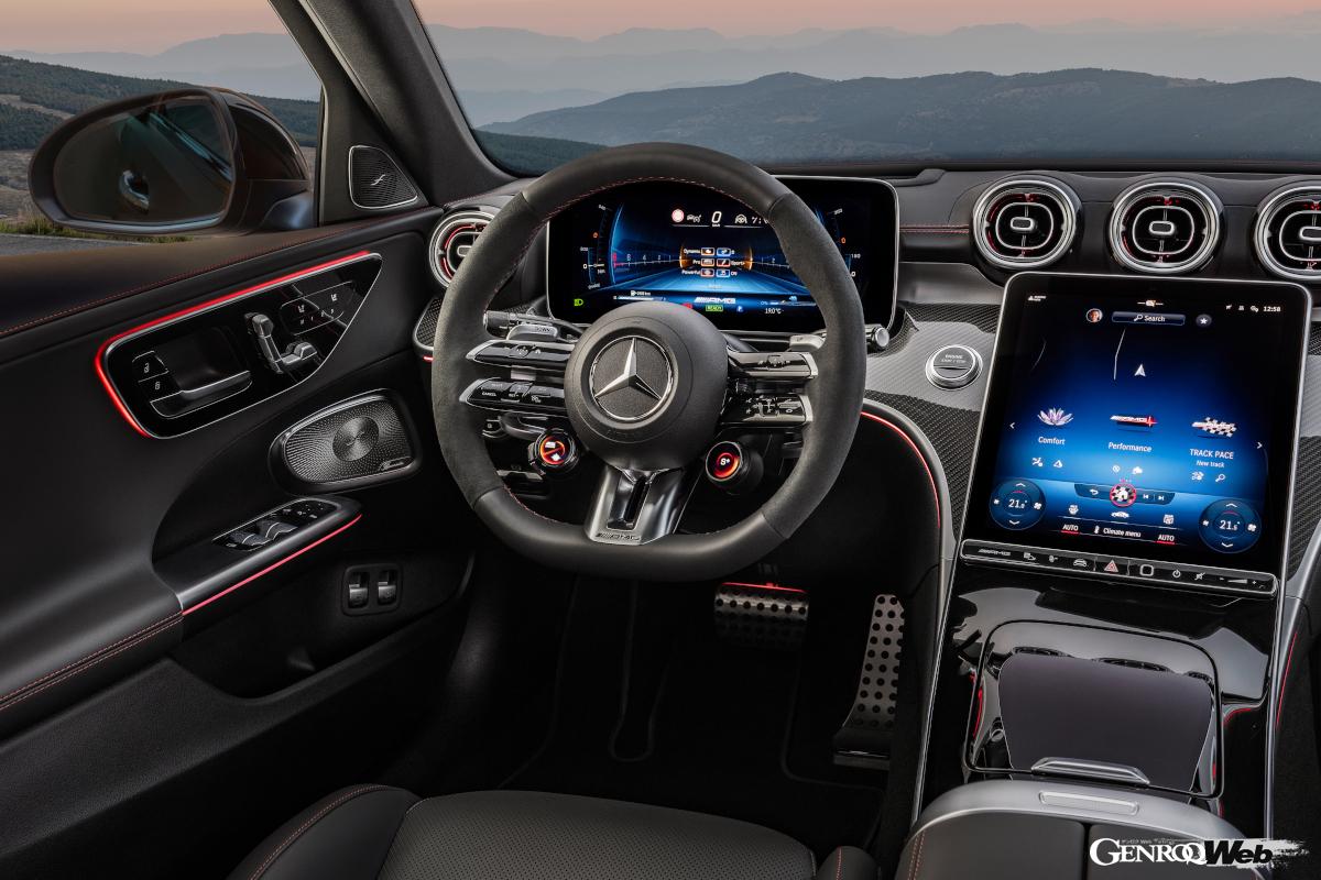 AMGパフォーマンスステアリングは最新デザインとなる2本スポーク。ホールド性の高いAMGパフォーマンスシートを装備する。