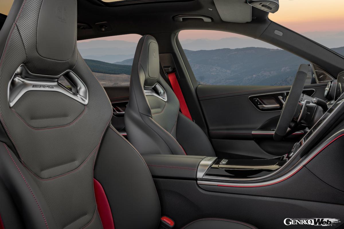 AMGパフォーマンスステアリングは最新デザインとなる2本スポーク。ホールド性の高いAMGパフォーマンスシートを装備する。