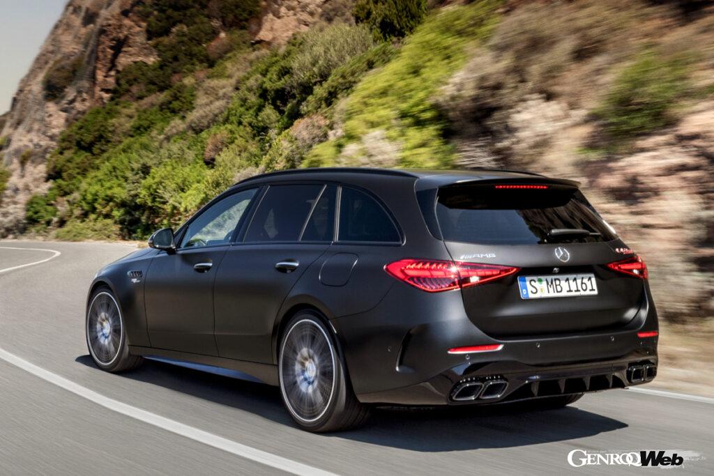 セダンと同時にエステートも発表された。ルーフの後端にはスポイラーが装着される。