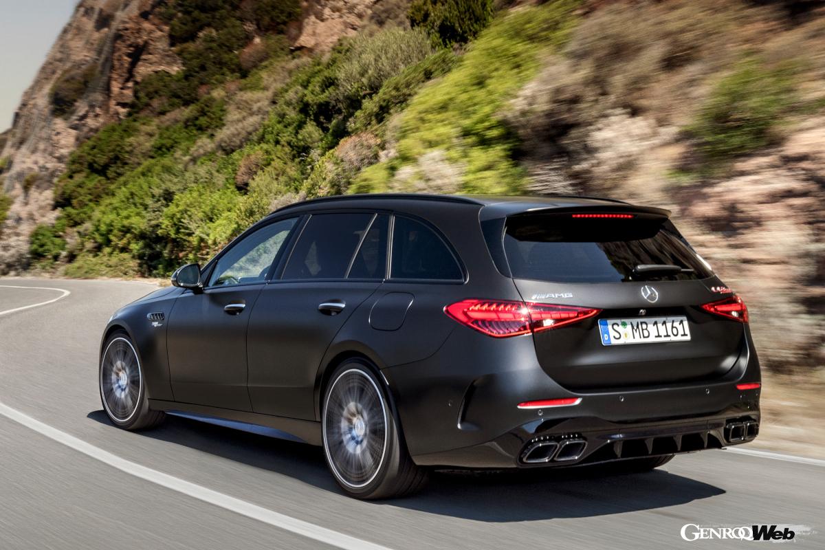 セダンと同時にエステートも発表された。ルーフの後端にはスポイラーが装着される。