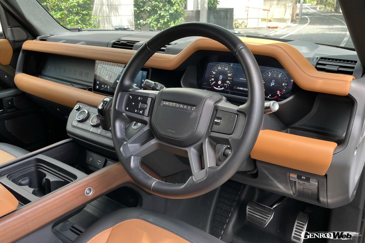 ディフェンダーらしいワイルドさを感じさせるインパネ。窓から顔を出せば側面やタイヤの状態がすぐに確認できるのでラフロードでも走りやすい。