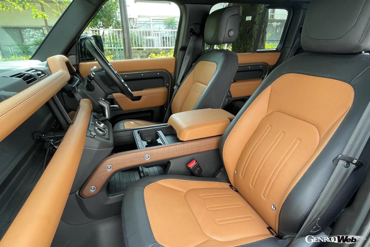 3列シートを備えた7人乗り。ディフェンダーはこの110の他に2ドアの90、ロングボディの130と3種類のボディを揃える。