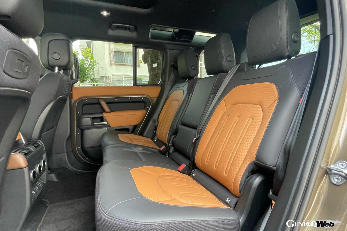 3列シートを備えた7人乗り。ディフェンダーはこの110の他に2ドアの90、ロングボディの130と3種類のボディを揃える。