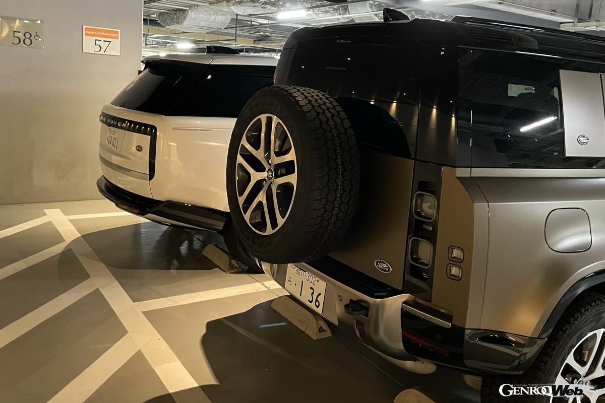 奥にあるのは新型レンジローバー。曲線のレンジローバーに対して直線のディフェンダーといったところか。