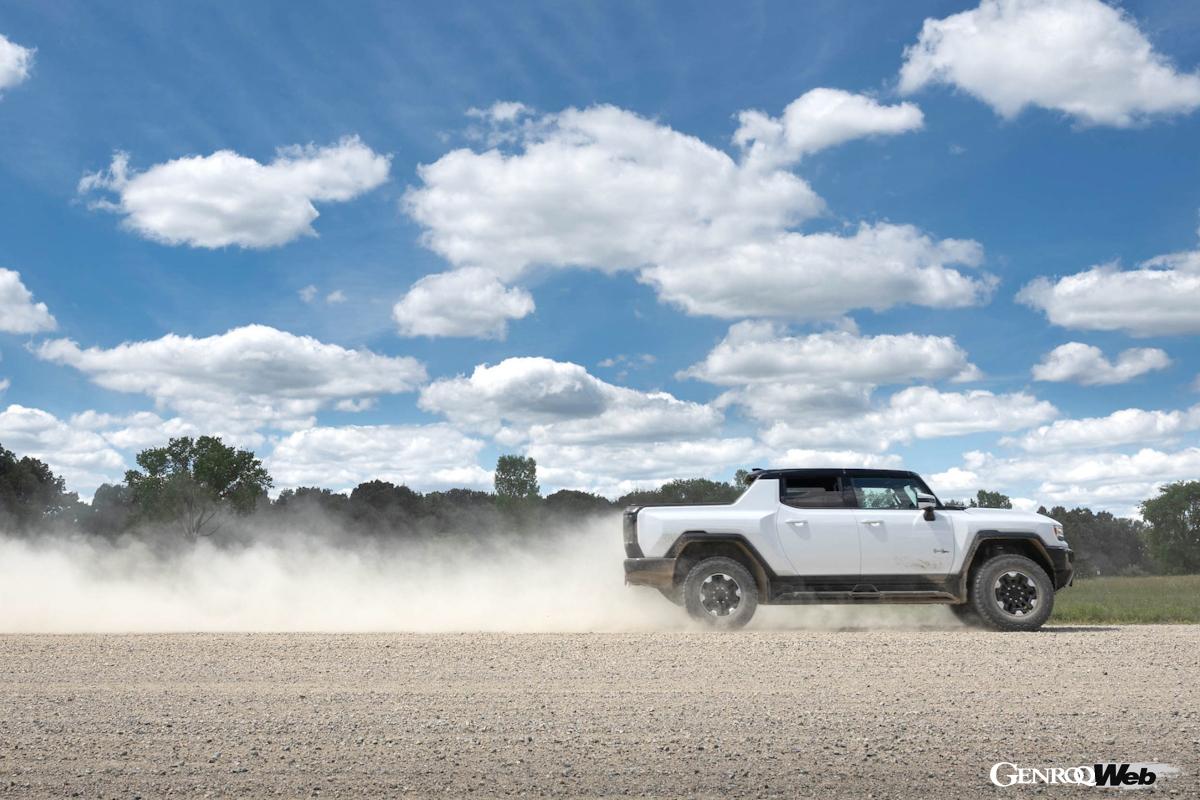 GMのミルフォードテストコースのオフロードを疾走するハマーEV エディション1。