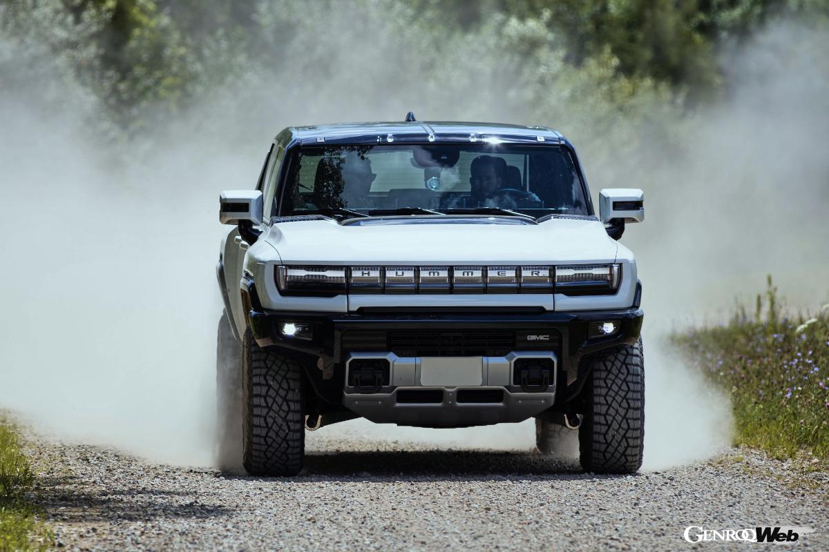 かつてのハマーH2／H3を想起させるハマーEVのフロントマスク。フロントフードの下にエンジンはなく、トランクとなっている。