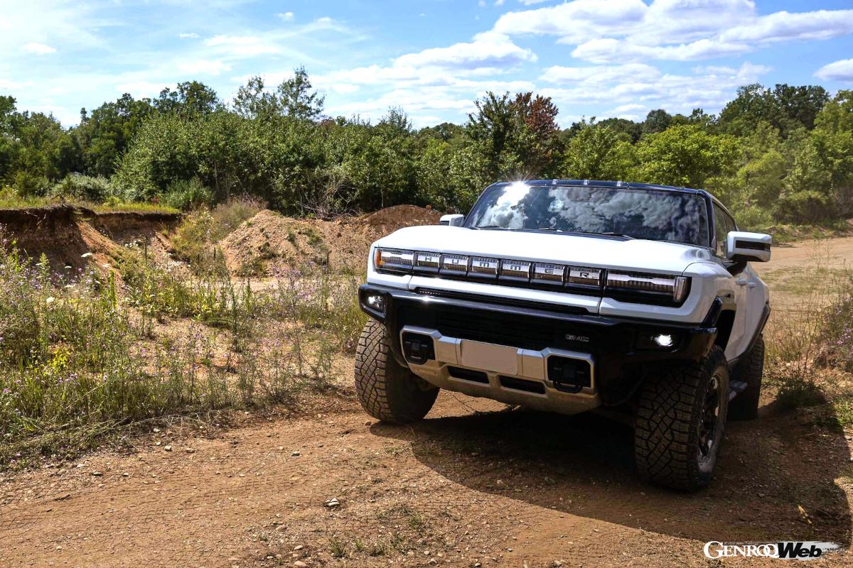 充分なロードクリアランスでオフロード走行をなんなくこなすハマーEV エディション1。