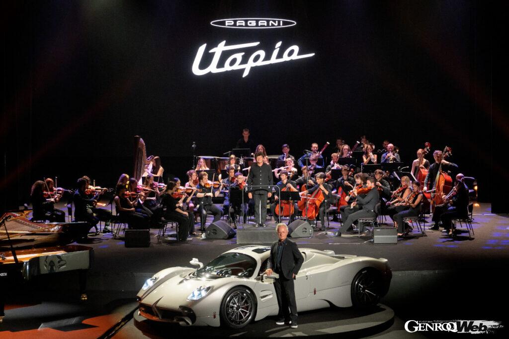 発表会が行われたステージ。オラチオ・パガーニ自らピアノを演奏した。