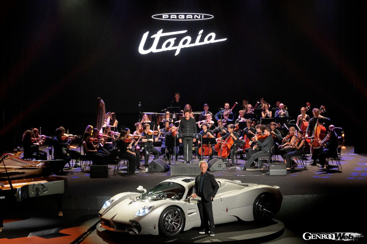 発表会が行われたステージ。オラチオ・パガーニ自らピアノを演奏した。