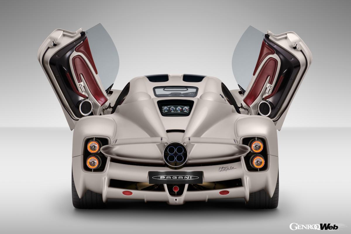 ひと目でパガーニと分かるフォルを持つユートピア。そのディテールに、1950年代の流線型を思わせるデザイン要素が採り入れられている。