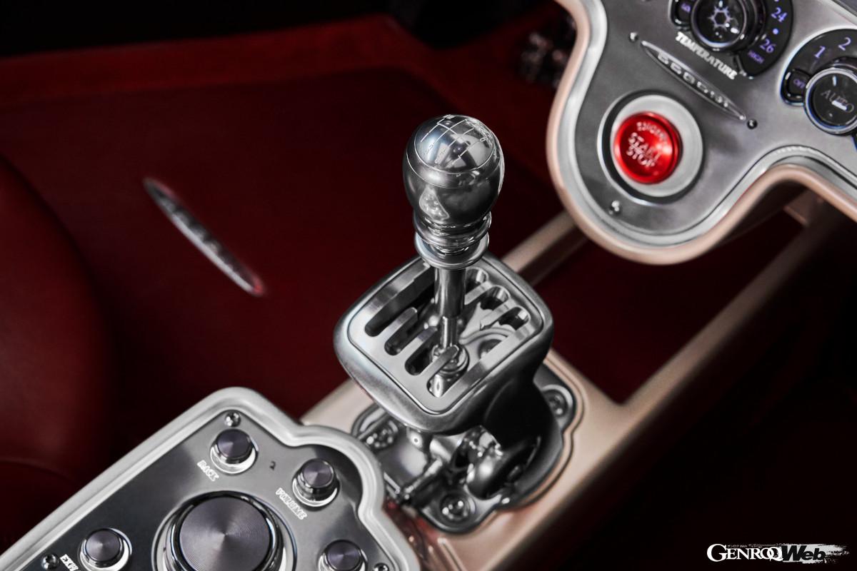 大型ディスプレイを持たないシンプルなコクピット。計器類やスイッチはあえてアナログを採用している。