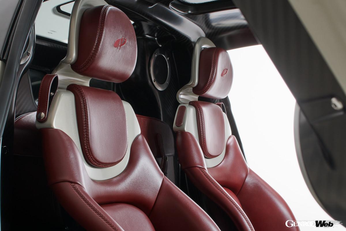 大型ディスプレイを持たないシンプルなコクピット。計器類やスイッチはあえてアナログを採用している。