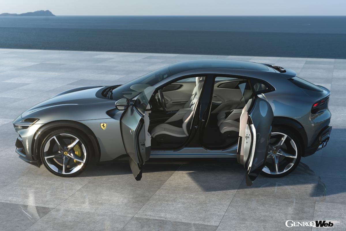 観音開きで開く前後ドア。リヤドアは電動で開閉可能だ。