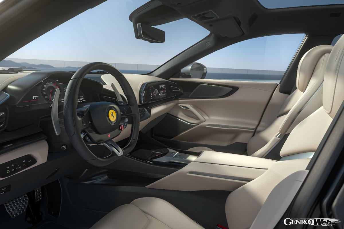 スポーティでエレガントなラウンジを目指したというインテリア。