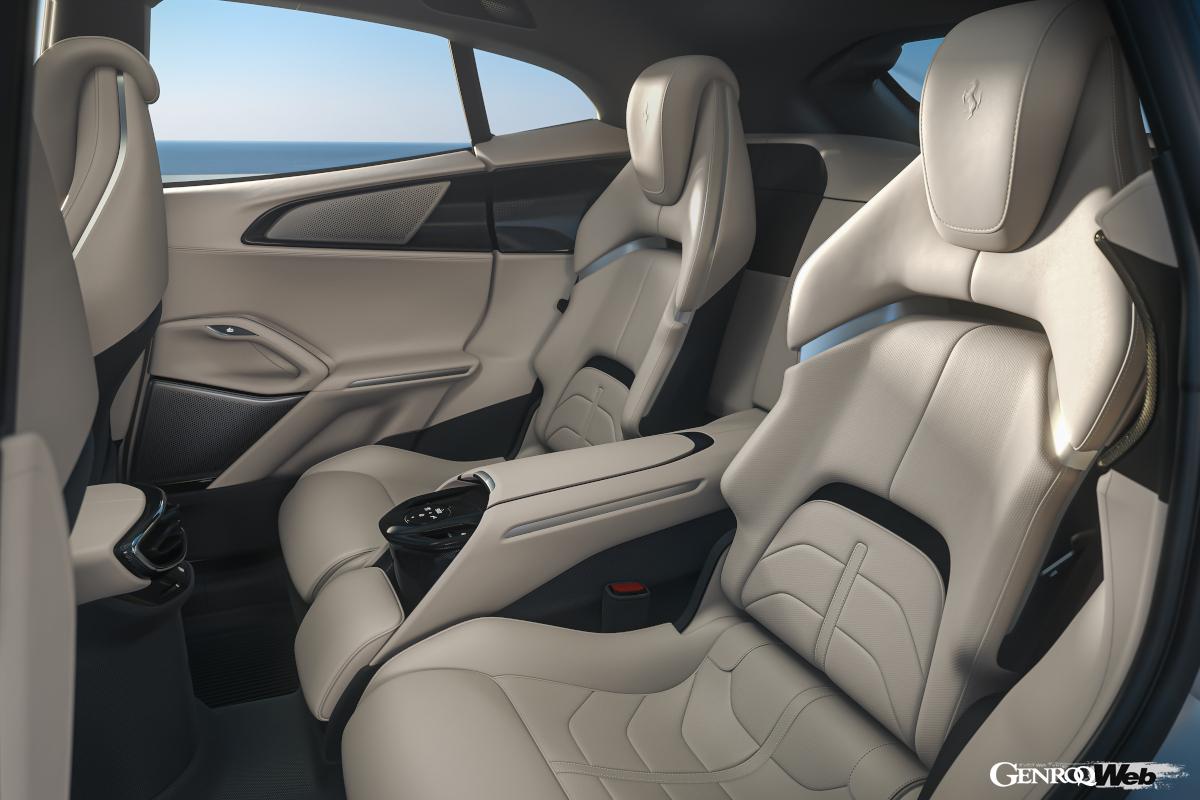 標準はカーボン製ルーフとなるが、オプションでエレクトロクロミック・ガラス製ルーフを選択することも可能だ。